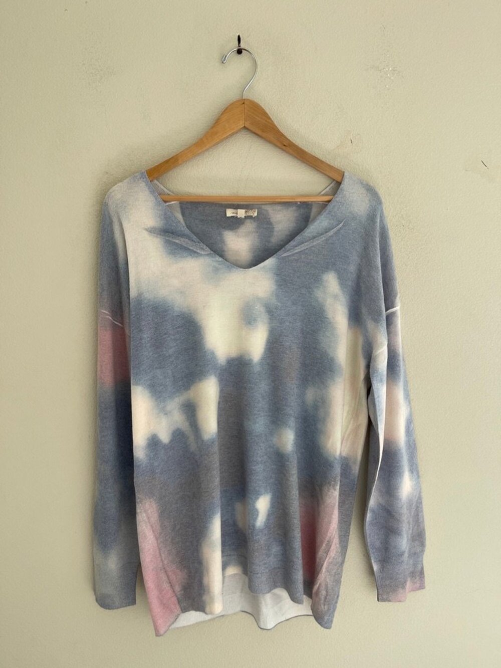 MYSTREE Ombre Blue, Pink and White V-Neck Sweater is NWOT! Size Medium
